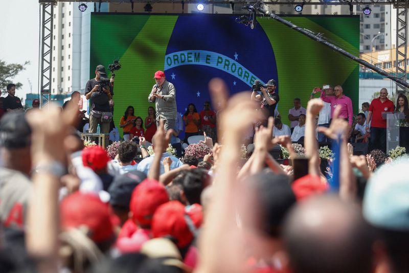 &copy; Reuters. Ex-presidente Lula discursa durante evento de campanha em Taboão da Serra (SP)
10/08/2022
REUTERS/Carla Carniel 