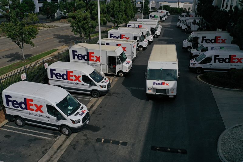 © Reuters. An aerial view shows last-mile  delivery vehicles at a FedEx Ground distribution center in Carson, California, U.S., September 16, 2022.  REUTERS/Bing Guan
