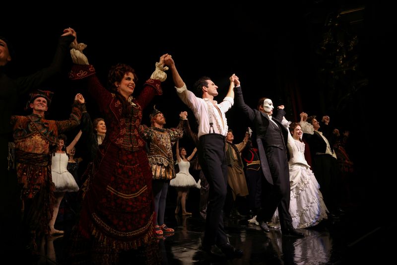 &copy; Reuters. طاقم فريق تمثيل مسرحية (ذا فانتوم أوف ذا أوبرا) "شبح الأوبرا" يقفون على مسرح ماجستيك بمدينة نيويورك يوم 22 أكتوبر تشرين الأول 2021. تصوير: كيتلين 