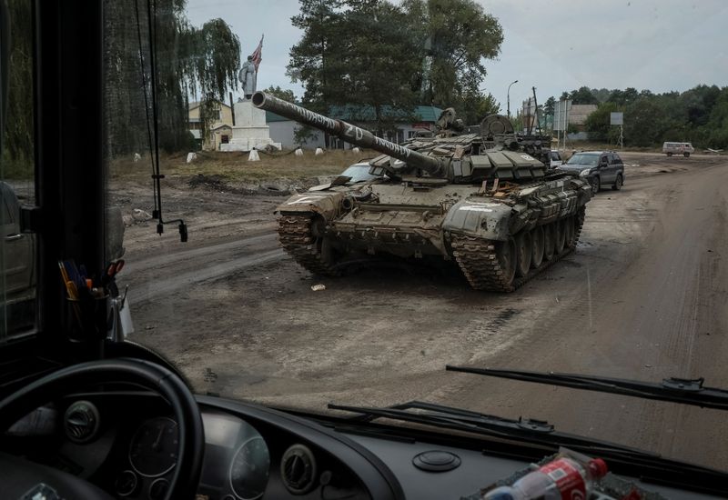 &copy; Reuters. دبابة روسية مدمرة في مدينة إيزيوم التي حررتها القوات الأوكرانية مؤخرا. تصوير: جليب جرنيتش - رويترز.