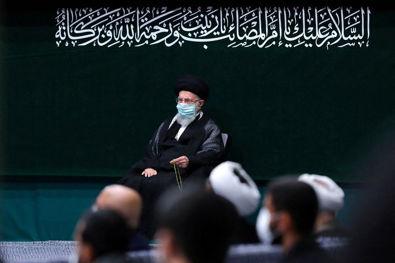 &copy; Reuters. الزعيم الأعلى الإيراني آية الله علي خامنئي في احتفال ديني بمناسبة ذكرى الأربعين في طهران يوم السبت. حصلت رويترز على هذه الصورة من وكالة أنبا