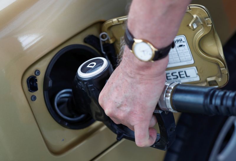 &copy; Reuters. FILE PHOTO: A driver fills a car at an Envi petrol station in Budakalasz, Hungary, June 13, 2022. Picture taken June 13, 2022. REUTERS/Bernadett Szabo