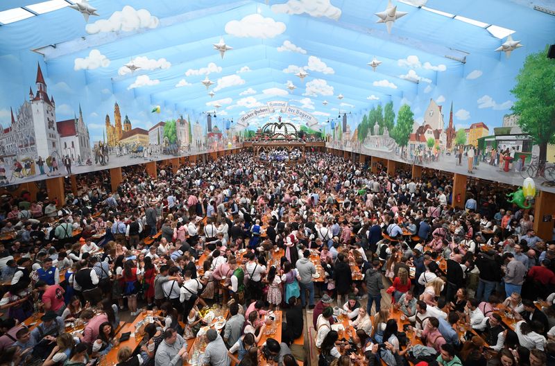 &copy; Reuters. Visitors attend the official opening of the world's largest beer festival, the 187th Oktoberfest in Munich, Germany, September 17, 2022. REUTERS/Andreas Gebert