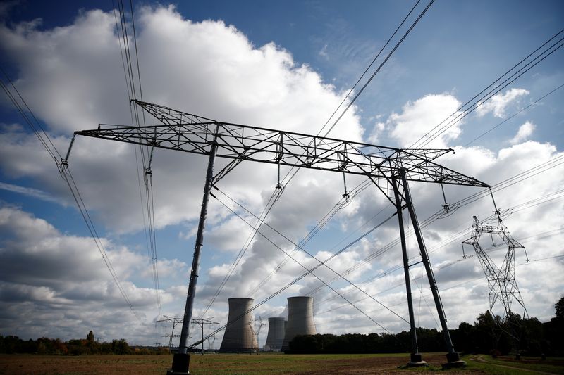 &copy; Reuters. Photo d'archives des lignes électriques et la centrale nucléaire d'EDF  à Dampierre-en-Burly, France. /Photo prise le 12 octobre 202/REUTERS/Benoit Tessier
