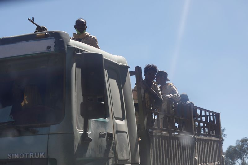 &copy; Reuters. جنود يرتدون الزي الإريتري فوق شاحنة عسكرية بالقرب من بلدة أديجرات بإثيوبيا في صورة من أرشيف رويترز . 
