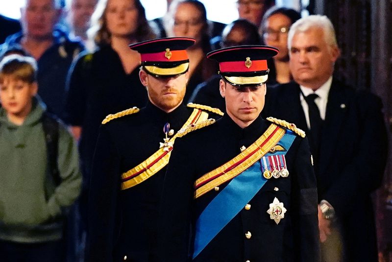 © Reuters. The Prince of Wales (right) and the Duke of Sussex before holding a vigil beside the coffin of their grandmother, Queen Elizabeth II, as it lies in state on the catafalque in Westminster Hall, at the Palace of Westminster, London. Picture date: Saturday September 17, 2022.  Aaron Chown/Pool via REUTERS