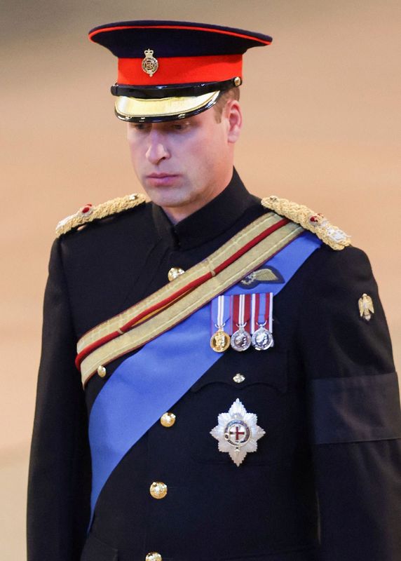 © Reuters. الأمير ويليام ولي العهد يقف صامتا بجوار نعش الملكة إليزابيث الثانية داخل قاعة وستمنستر بلندن يوم السبت. صورة لرويترز . 