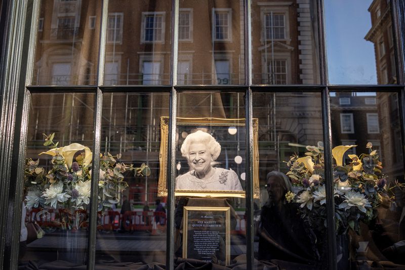 &copy; Reuters. A portrait of Britain's Queen Elizabeth is seen in a window, following her death, in London, Britain, September 17, 2022. REUTERS/Marko Djurica