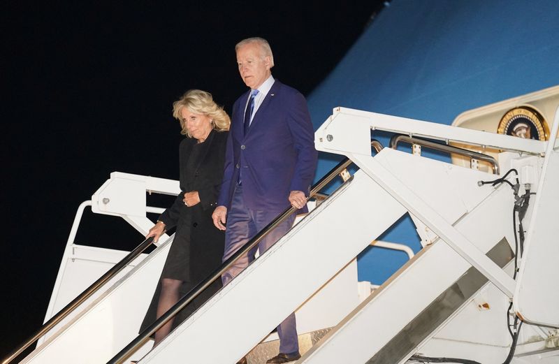 &copy; Reuters. الرئيس الأمريكي جو بايدن وزوجته جيل لدى هبوطهما من طائرة الرئاسة الأمريكية في مطار ستانستد في لندن لحضور جنازة الملكة إليزابيث الثانية يوم 