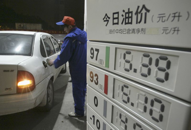 &copy; Reuters. FILE PHOTO: An employee fills a vehicle at a gas station in Nanjing, Jiangsu province March 25, 2009. REUTERS/Sean Yong