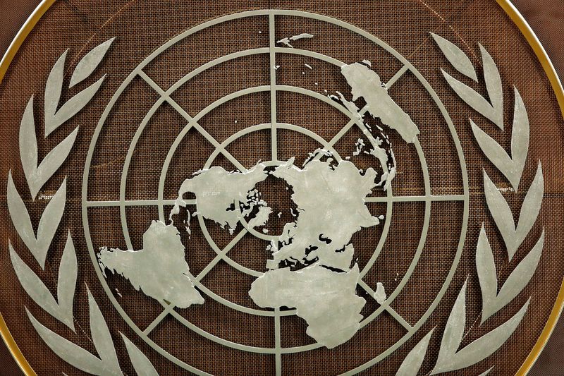 &copy; Reuters. شعار الأمم المتحدة داخل قاعة الجمعية العامة في نيويورك صورة من أرشيف رويترز.
