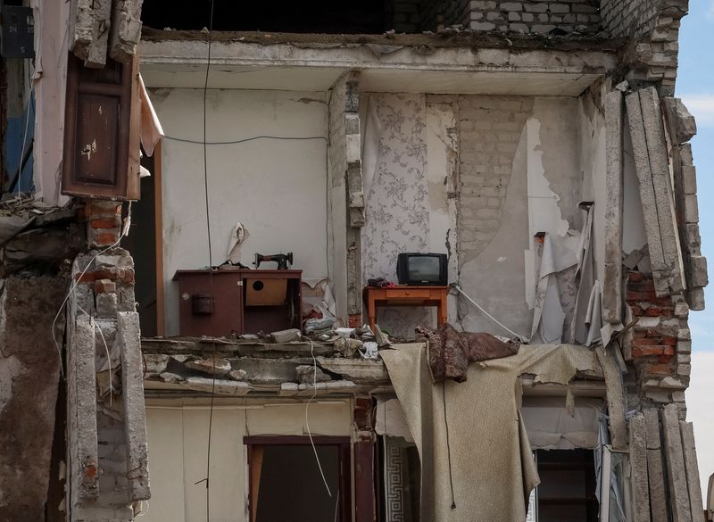 &copy; Reuters. منزل مدمر في مدينة إزيوم بمنطقة خاركيف الأوكرانية بفعل الهجمات الروسية على المنطقة في صورة التقطت يوم السبت. تصوير: جليب جرنيتش -رويترز.