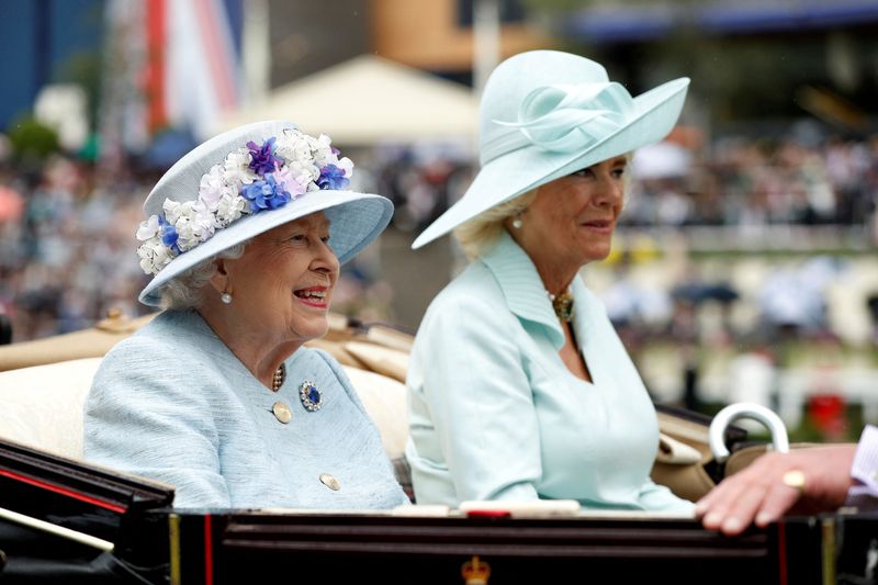 &copy; Reuters. الملكة الراحلة إليزابيث وكاميلا زوجة الملك تشارلز ملك بريطانيا في صورة من أرشيف رويترز.