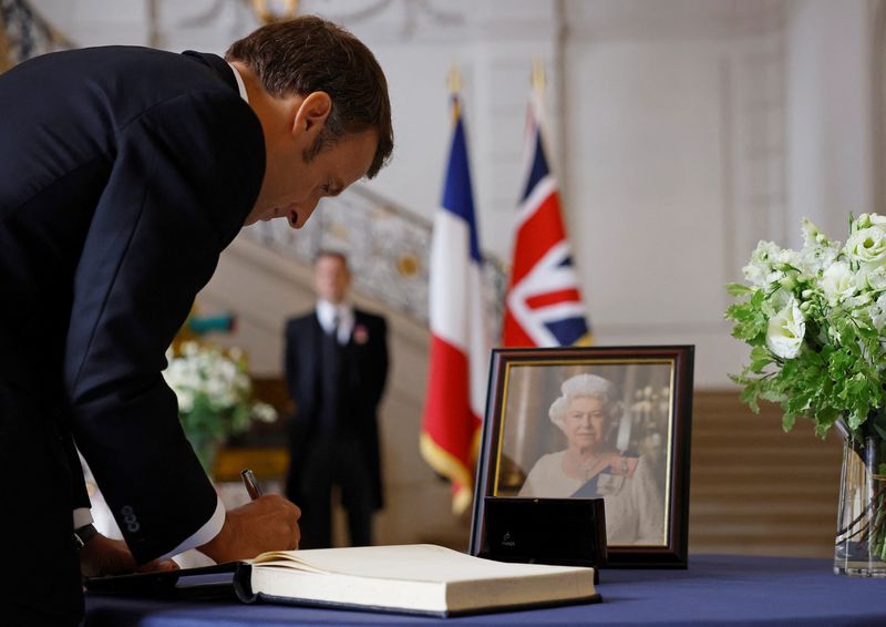&copy; Reuters. FILE PHOTO: French President Emmanuel Macron signs a condolence book, following the passing of Britain's Queen Elizabeth, at the British Embassy in Paris, France, September 9, 2022. REUTERS/Christian Hartmann/Pool