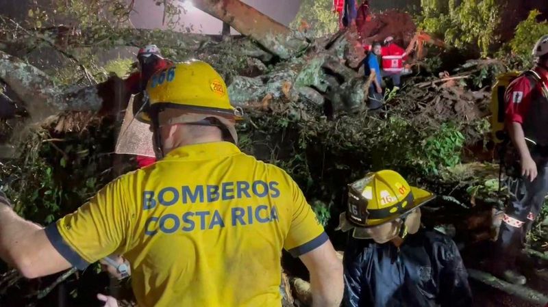 Bus crashes in Costa Rica, nine dead and 55 rescued