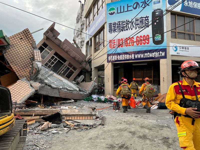 © Reuters. Firefighters work at the site where a building collapsed following a 6.8-magnitude earthquake, in Yuli, Hualien county, Taiwan September 18, 2022. Taiwan's 0918 Earthquake Central Emergency Operations Centre/Handout via REUTERS  