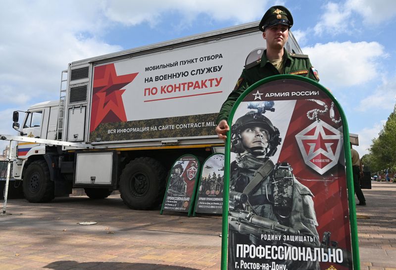 &copy; Reuters. جندي روسي أمام شاحنة تجنيد متنقلة في مدينة روستوف-أون-دون بروسيا يوم السبت. تصوير: سيرجي بيفوفاروف - رويترز.