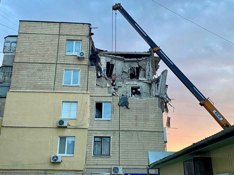 © Reuters. مبنى سكني لحقت به أضرار بسبب قصف عسكري روسي على بلدة نيكوبول بأوكرانيا يوم 11 أغسطس آب 2022. هذه الصورة حصلت عليها رويترز من المكتب الإعلامي لخدمة الطوارئ الأوكرانية.