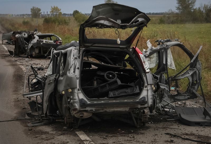 &copy; Reuters. سيارات مدمرة على طريق بالقرب من بلدة بالاكليا في منطقة خاركيف الأوكرانية بتاريخ 13 سبتمبر أيلول 2022. تصوير: جليب جرنيتش - رويترز.