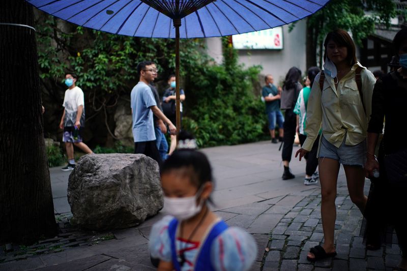 &copy; Reuters. Foto de archivo ilustrativa de gente caminando en Chengdu, en medio de la pandemia de coronavirus 
Sept  8, 2020. REUTERS/Tingshu Wang/File Photo