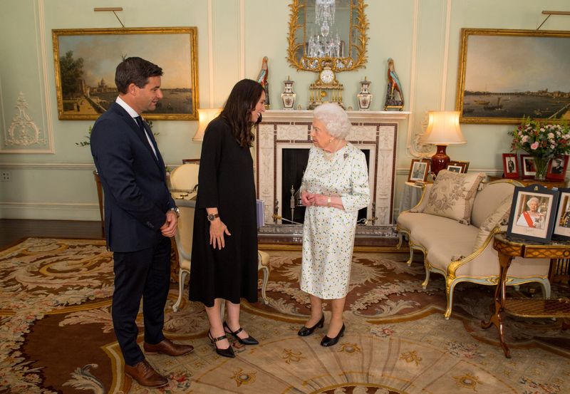 &copy; Reuters. رئيسة وزراء نيوزيلندا جاسيندا أرديرن وشريكها كلارك جيفورد في مقابلة رسمية مع الملكة إليزابيث في قصر بكنجهام في صورة من أرشيف رويترز.