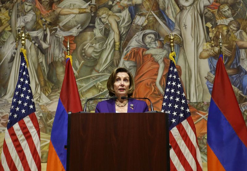 &copy; Reuters. La présidente de la Chambre des représentants des États-Unis, Nancy Pelosi, fait une annonce au Cafesjian Center for the Arts à Erevan, en Arménie. /Photo prise le 18 septembre 2022/Stepan Poghosyan/Photolure via REUTERS 