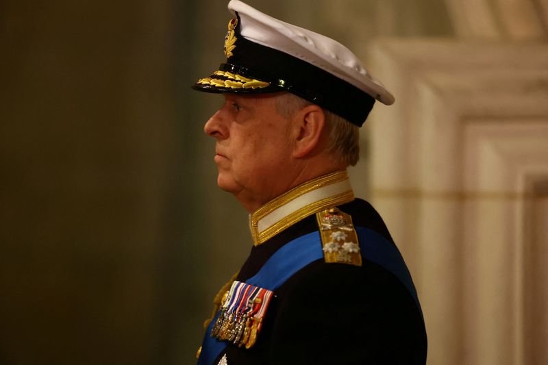 &copy; Reuters. الأمير آندرو، الابن الثاني للملكة إليزابيث، داخل قاعة ويستمنستر في لندن يوم 16 سبتمبر أيلول 2022. صورة لرويترز من ممثل لوكالات الأنباء.