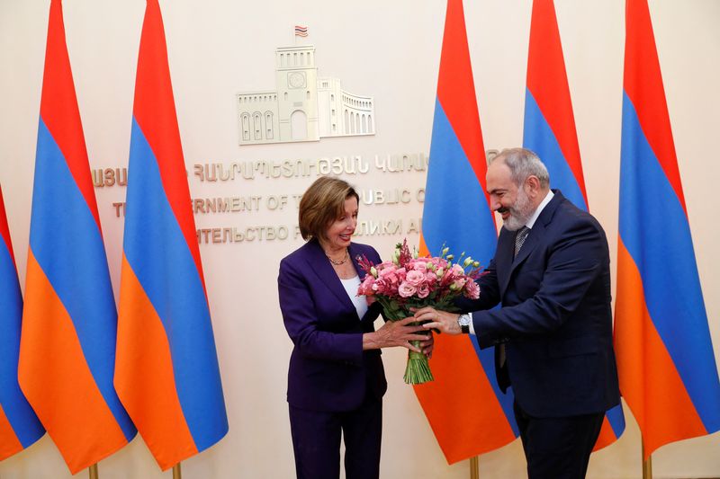 © Reuters. U.S. House of Representatives Speaker Nancy Pelosi receives flowers from Armenian Prime Minister Nikol Pashinyan during a meeting in Yerevan, Armenia September 18, 2022. The Office to the Prime Minister of the Republic of Armenia/Handout via REUTERS
