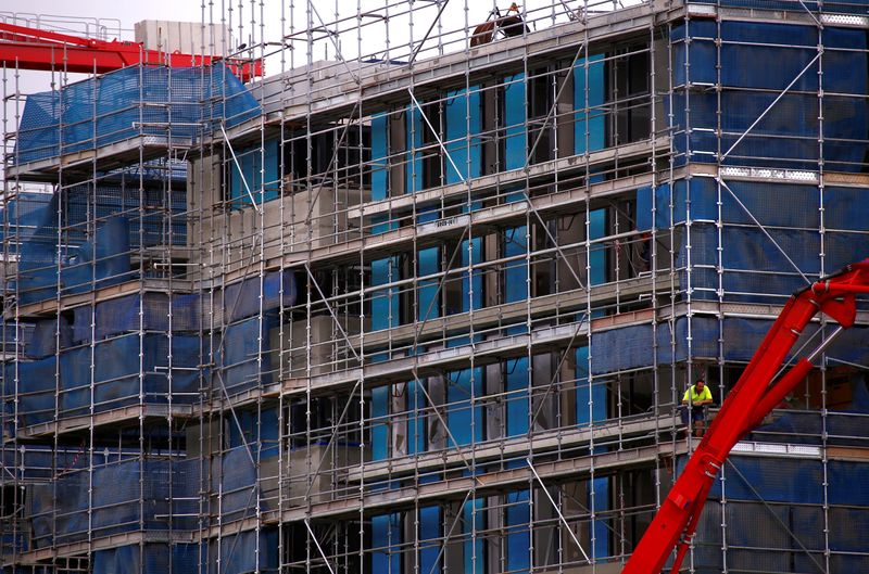 &copy; Reuters. FILE PHOTO: A worker stands on scaffolding at a construction site for a new residential complex in Sydney, Australia, February 20, 2018. Picture taken February 20, 2018. Picture taken February 20, 2018.    REUTERS/David Gray