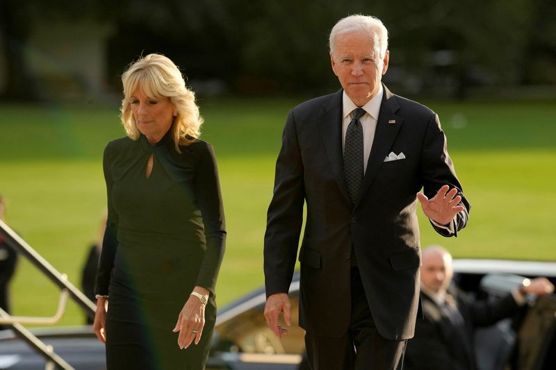 © Reuters. US President Joe Biden accompanied by the First Lady Jill Biden arrive at Buckingham Palace in London, Sunday, Sept. 18, 2022.   Markus Schreiber/Pool via REUTERS