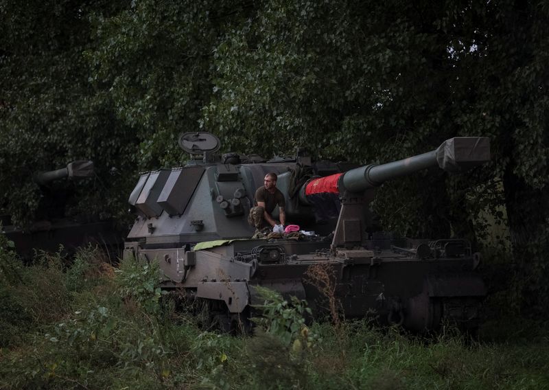 &copy; Reuters.  ９月１８日、米軍制服組トップのミリー統合参謀本部議長は、ウクライナの戦力を支援するポーランドの軍事基地を訪問した。写真はポーランドが提供した自走榴弾砲とウクライナ兵。ハ