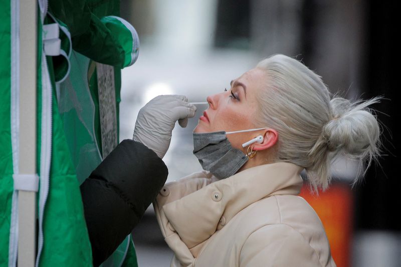 &copy; Reuters. FILE PHOTO: A woman takes a coronavirus disease (COVID-19) test at a pop-up testing site in New York City, U.S., January 12, 2022.  REUTERS/Brendan McDermid/File Photo