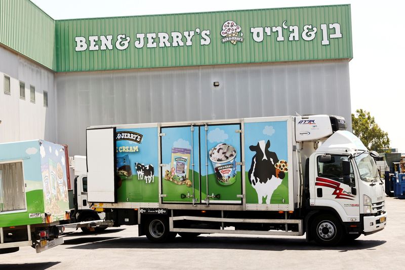 © Reuters. شاحنة لنقل منتجات البوظة (الآيس كريم) تابعة لشركة بن اند جيري أمام مصنع الشركة في بير توفيا بإسرائيل في صورة من أرشيف رويترز . 