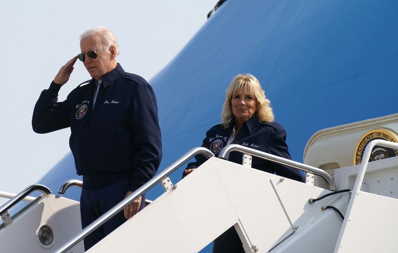 &copy; Reuters. Le président américain Joe Biden et la première dame Jill Biden sont en partance pour Londres pour assister aux funérailles de la reine Elizabeth de Grande-Bretagne, depuis la Joint Base Andrews dans le Maryland, aux États-Unis. /Photo prise le 17 se
