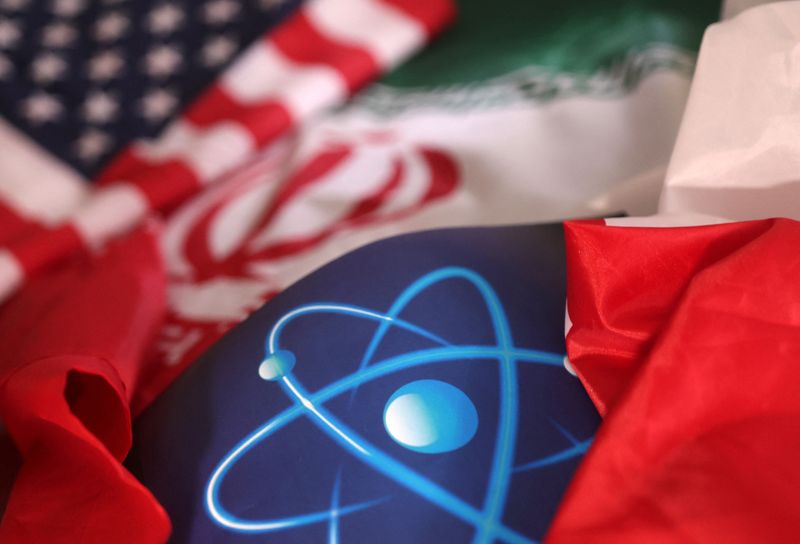 &copy; Reuters. Photo d'illustration montrant le symbole atomique et les drapeaux américain et iranien. /Photo d'illustration prise le 8 septembre 2022/REUTERS/Dado Ruvic