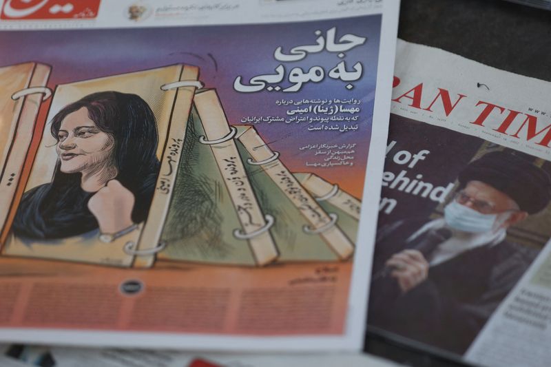 &copy; Reuters. غلاف صحيفة يحمل صورة مهسا أميني، التي توفيت خلال احتجازها لدى "شرطة الأخلاق"، في طهران يوم الأحد. صورة لرويترز من وكالة أنباء فارس شبه الرسمي