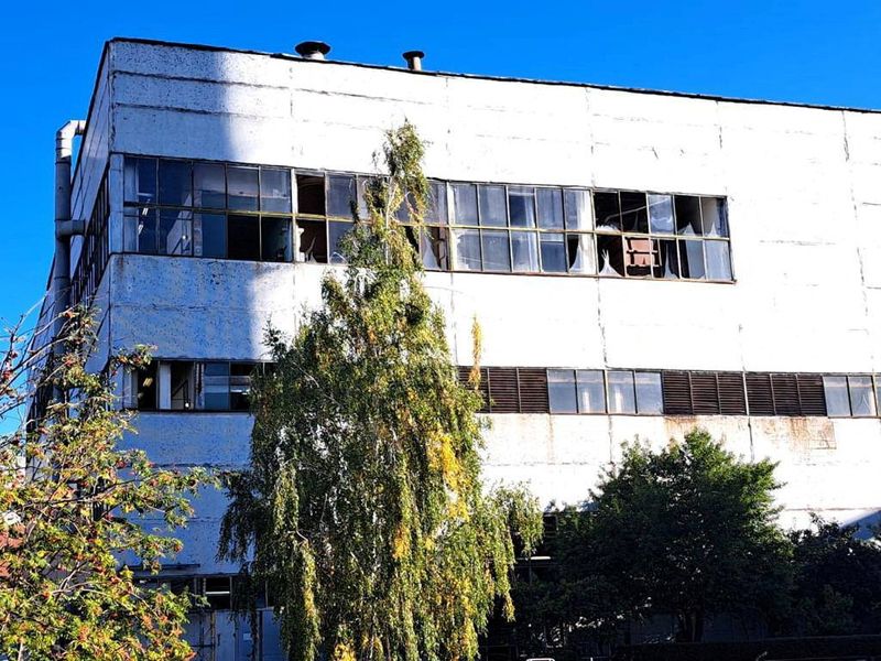 © Reuters. A production facility damaged by a Russian military strike is seen at a compound of the Pivdennoukrainsk Nuclear Power Plant, amid Russia's invasion of Ukraine, in Yuzhnoukrainsk, Mykolaiv region, Ukraine, in this handout picture released September 19, 2022. Press service of the National Nuclear Energy Generating Company Energoatom/Handout via REUTERS 