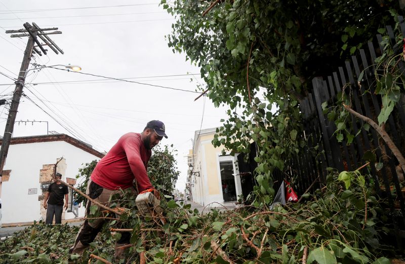 &copy; Reuters. FILE PHOTO: Workers cut tree branches in preparation for Hurricane Fiona, in Santo Domingo, Dominican Republic, September 18, 2022. REUTERS/Ricardo Rojas