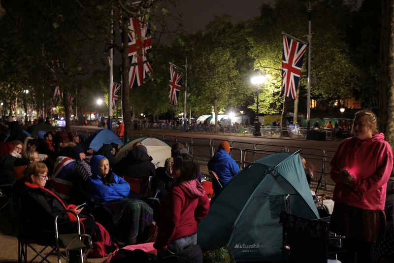 &copy; Reuters. أشخاص ينامون في المركز التجاري طوال الليل لمشاهدة جنازة الملكة إليزابيث في لندن يوم الاثنين. تصوير: كيفن كومبس-رويترز.