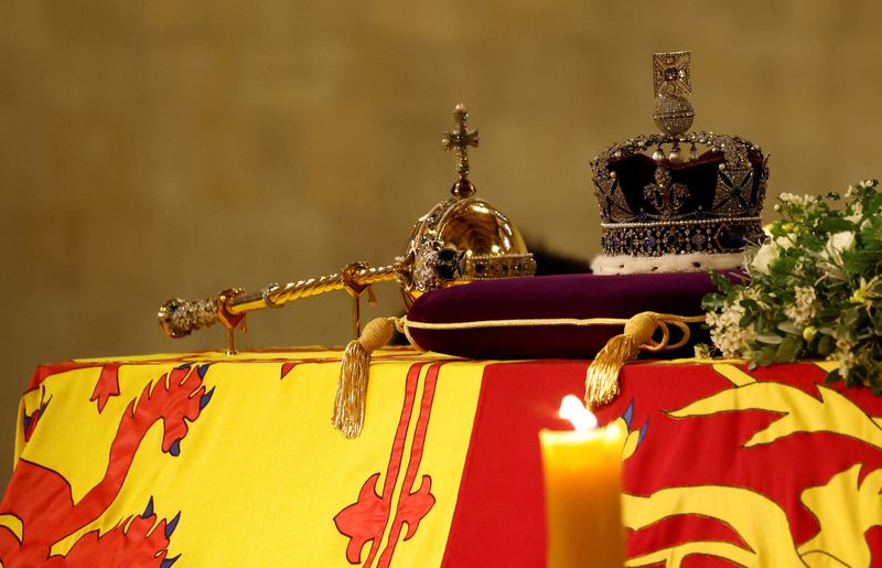 &copy; Reuters. La Imperial State Crown sulla bara della regina Elisabetta II a Westminster Hall, nel palazzo di Westminster a Londra. 15 settembre 2022.  Odd Andersen/Pool via REUTERS