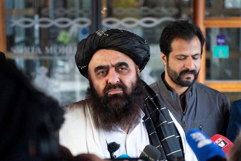 &copy; Reuters. Le ministre des Affaires étrangères par intérim des Talibans, Amir Khan Muttaqi, fait une déclaration à la presse devant l'hôtel Soria Moria à Oslo, en Norvège. /Photo prise le 24 janvier 2022/REUTERS/Terje Pedersen/NTB