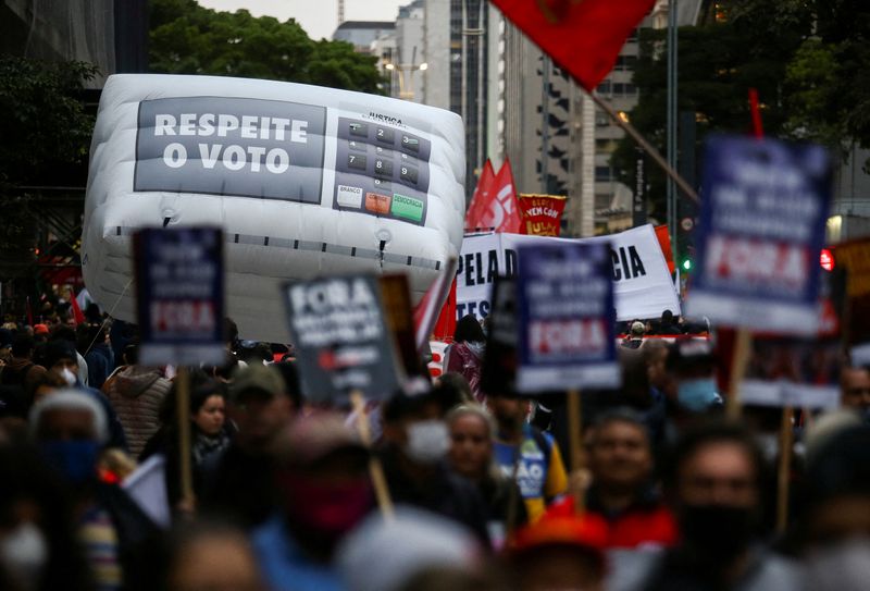 &copy; Reuters. FILE PHOTO: Demonstrators take part in a protest for democracy and free elections and against Brazil's President Jair Bolsonaro, at Paulista Avenue in Sao Paulo, Brazil, August 11, 2022. The sign on the inflatable electronic voting machine reads "Respect 