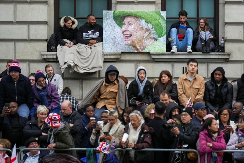 &copy; Reuters. Áreas de observação do cortejo fúnebre da rainha ficam lotadas em Londres 
 19/9/2022   Emilio Morenatti/Pool via REUTERS