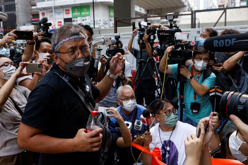 &copy; Reuters. Ronson Chan, presidente de la Asociación de Periodistas de Hong Kong (HKJA), se presenta ante la policía por su acusación de obstrucción a la policía, en Hong Kong, China. 19 de septiembre, 2022. REUTERS/Tyrone Siu