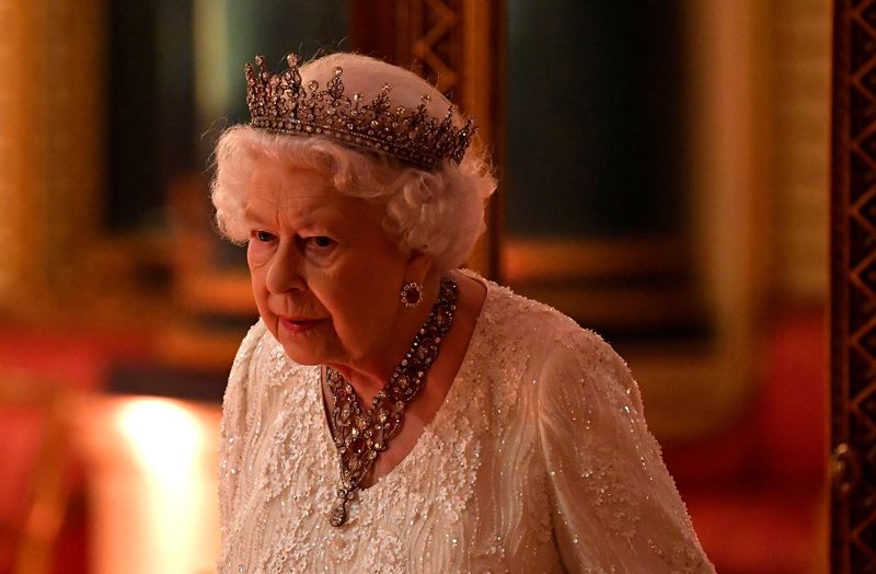 © Reuters. الملكة إليزابيث في قصر بنكنجهام بلندن في صورة من أرشيف رويترز.