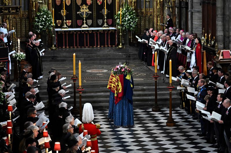 &copy; Reuters. أفراد العائلة المالكة والضيوف يحضرون مراسم جنازة الملكة إليزابيث الثانية في وستمنستر في لندن يوم الاثنين. صورة لرويترز من ممثل لوكالات الأ