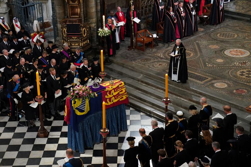 © Reuters. رئيس أساقفة كانتربري جاستن ويلبي يتحدث خلال الجنازة الرسمية للملكة إليزابيث في وستمنستر آبي في لندن يوم الاثنين. صورة لرويترز من ممثل لوكالات الأنباء.