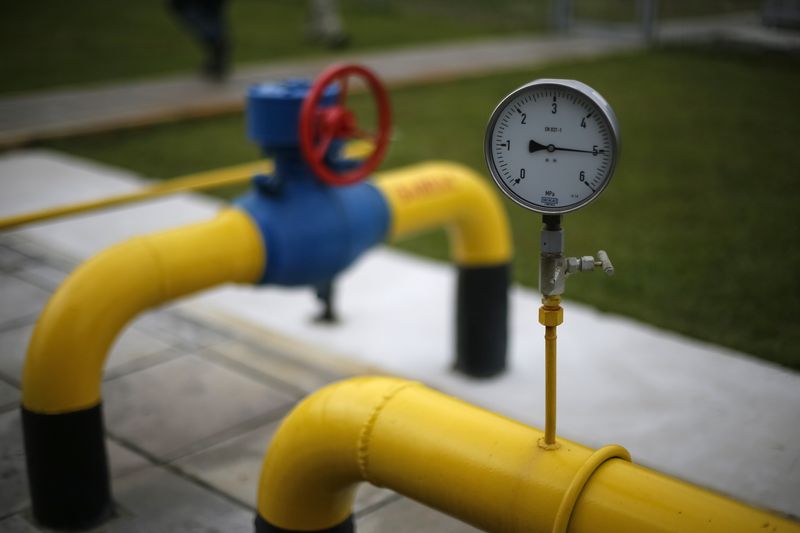 &copy; Reuters. FILE PHOTO: A pressure gauge, pipe and valves are pictured at a boosting compressor station (BCS) on the East Poltava gas field near the village of Kovalivka, in Poltava region, Ukraine, June 27, 2014.   REUTERS/Gleb Garanich/File Photo