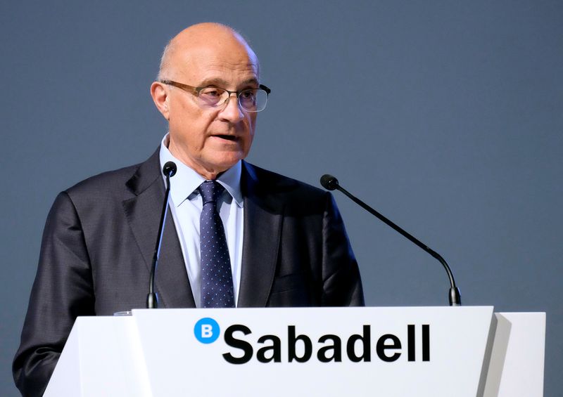 &copy; Reuters. FOTO DE ARCHIVO. El presidente del banco Sabadell, Josep Oliu Creus, da un discurso durante la junta anual de accionistas en Alicante, España