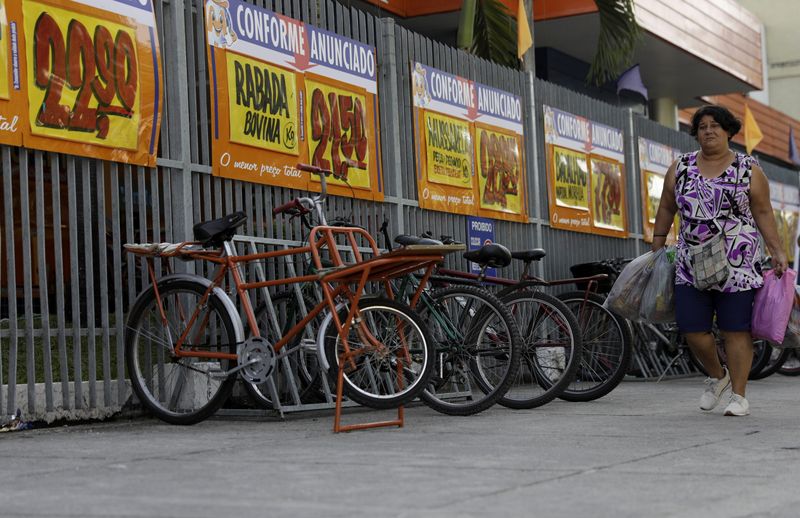 &copy; Reuters. Consumidora carrega compras em frente a supermercado do Rio de Janeiro
08/04/2022
REUTERS/Ricardo Moraes